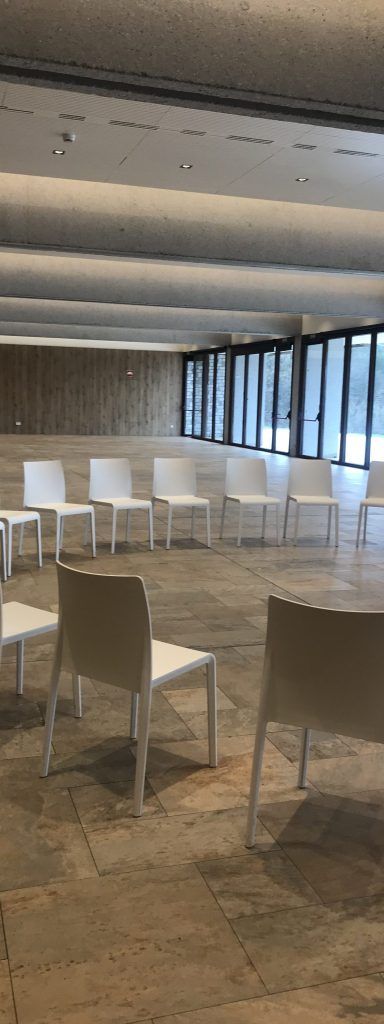 Las comunidades de práctica y aprendizajes son espacios de conexión, apoyo y conversación, espacios para pensar juntos, para cooperar. No son sesiones de formación, aunque tienen estructura. Una estructura cuya principal característica es la flexibilidad y capacidad de adaptación. 

Han demostrado ampliamente su efectividad y valor a la hora de permitir que conocimiento tácito que está en el haber de las personas participantes emerja y polinice al resto.